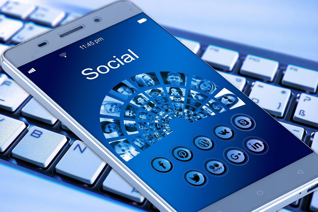 Redes sociales conectando personas